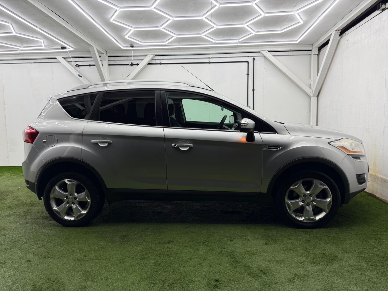 Used Ford Kuga 2009 for sale - 77550620: Photo 2