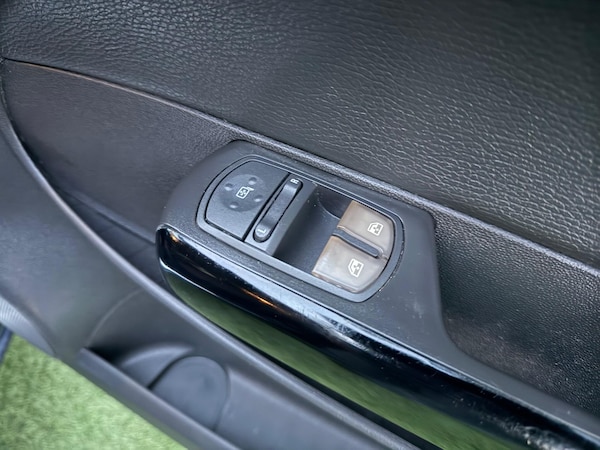 Used Vauxhall Corsa 2010 for sale - 76188811: Photo 39