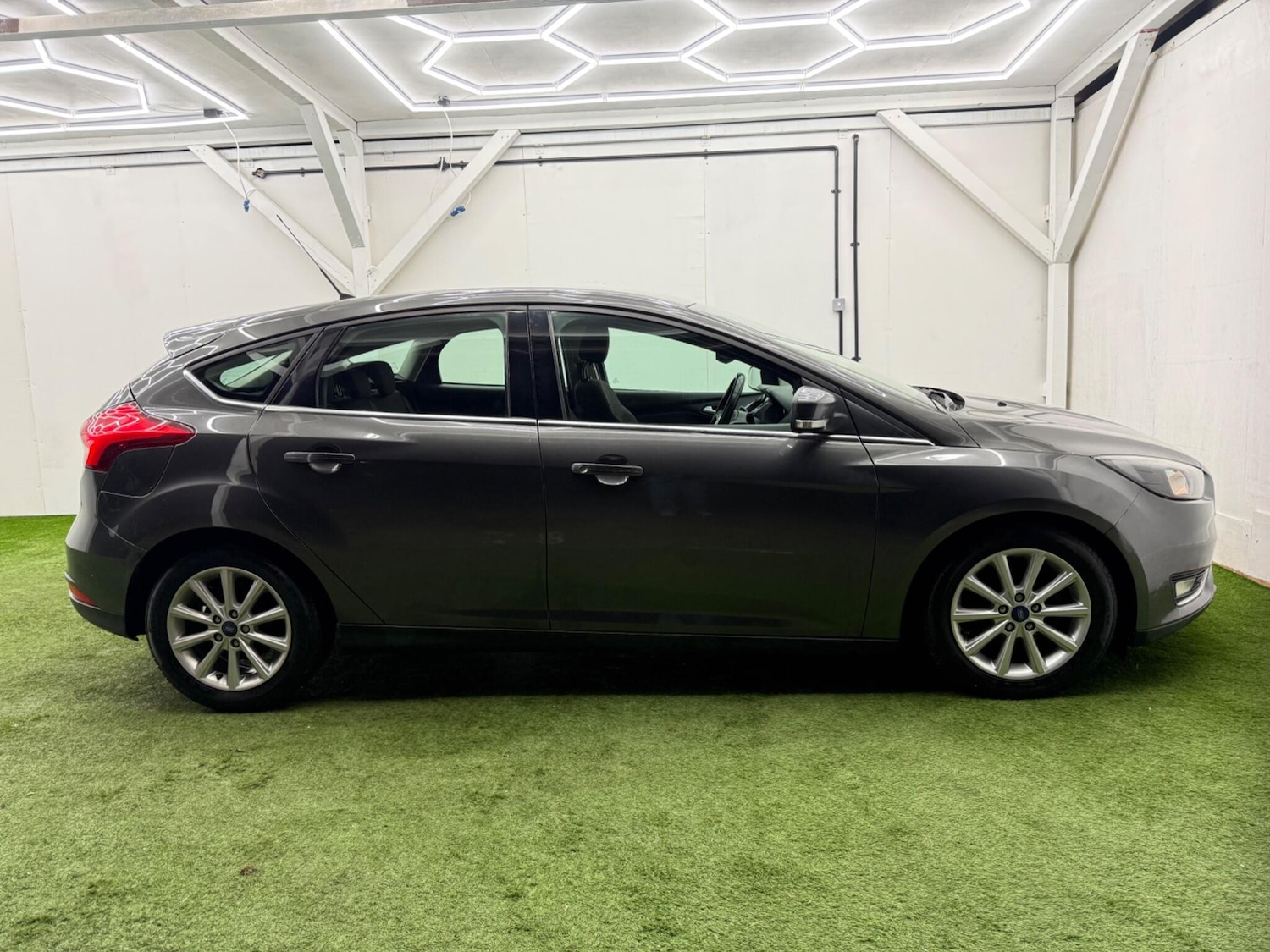 Used Ford Focus 2015 for sale - 77130677: Photo 2