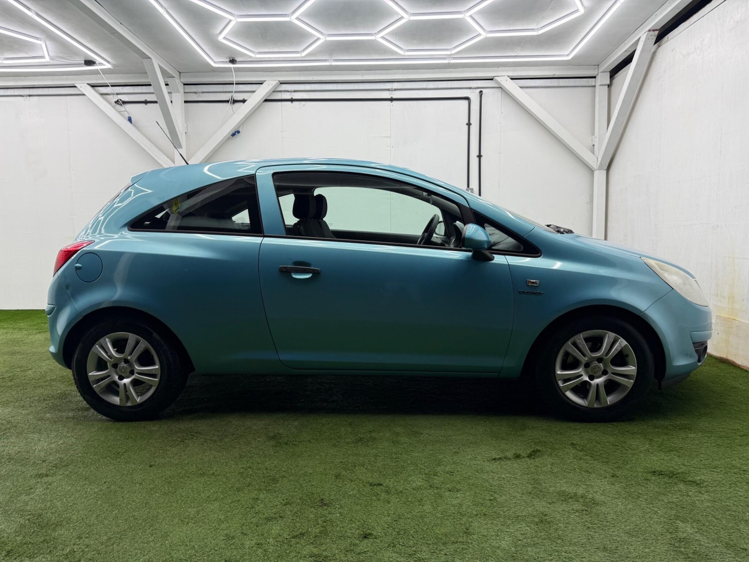 Used Vauxhall Corsa 2010 for sale - 77343862: Photo 2