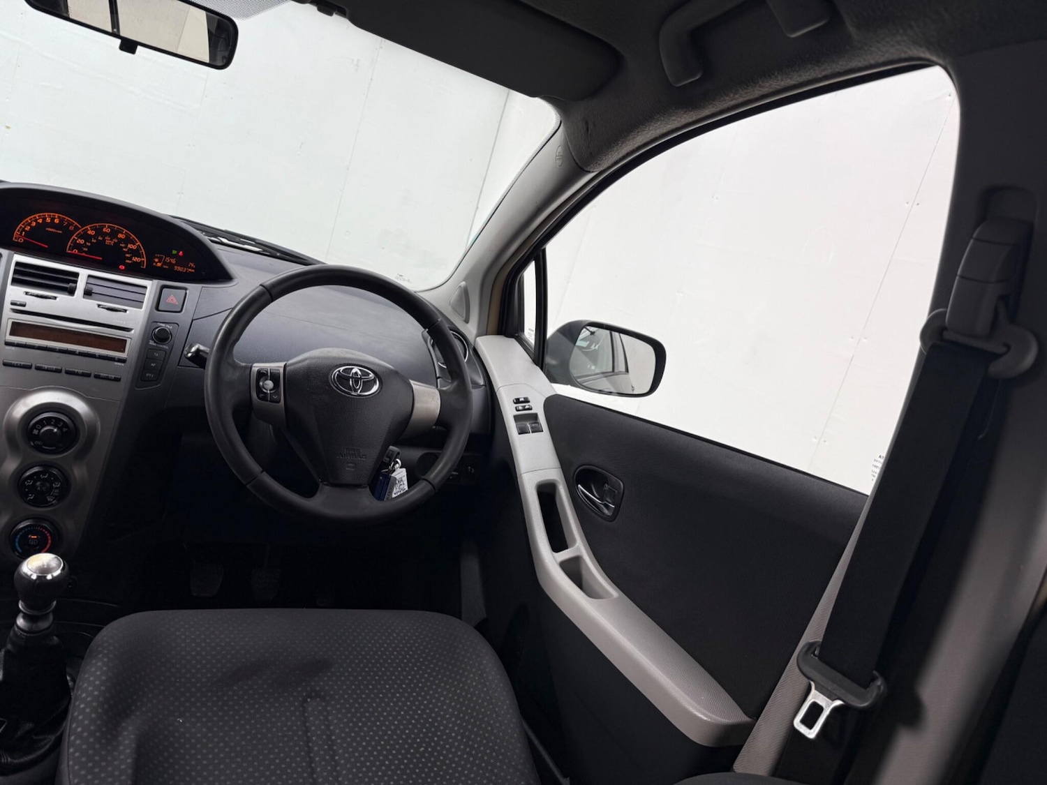 Used Toyota Yaris 2011 for sale - 76398154: Photo 37