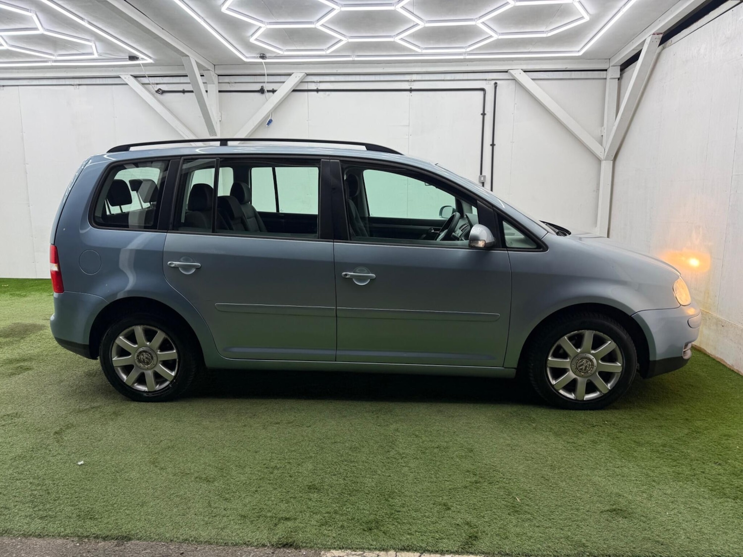 Used Volkswagen Touran 2006 for sale - 77940142: Photo 2
