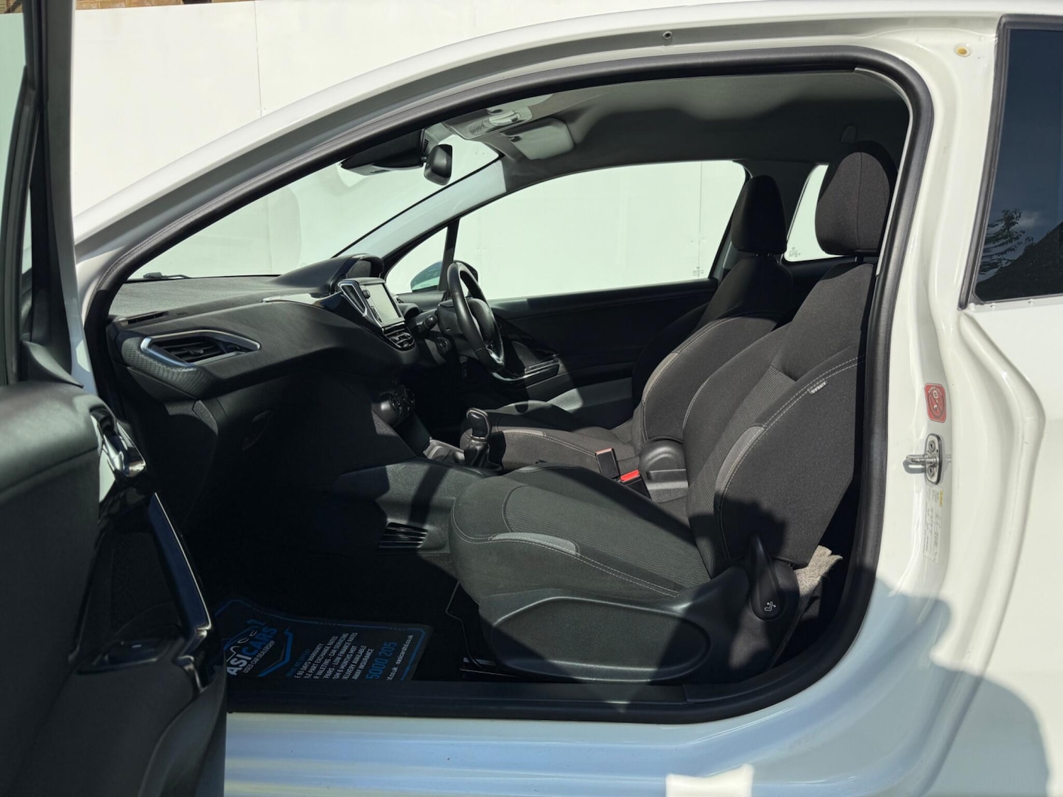 Used Peugeot 208 2015 for sale - 76689439: Photo 20