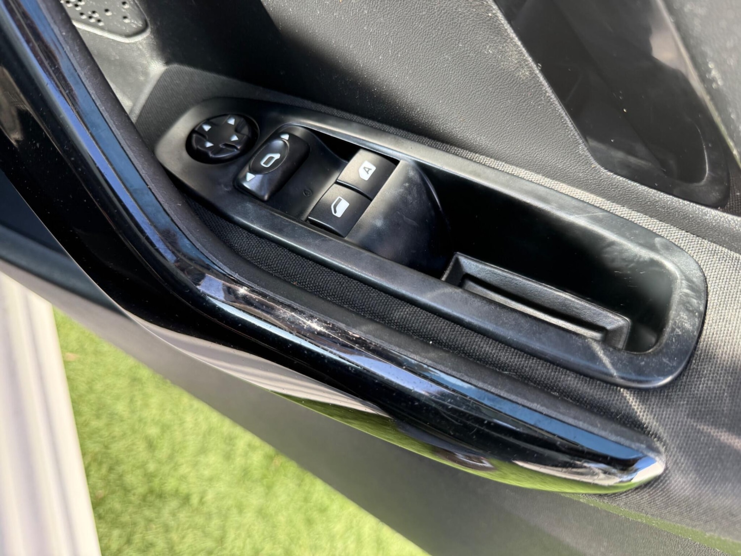 Used Peugeot 208 2015 for sale - 76689439: Photo 36