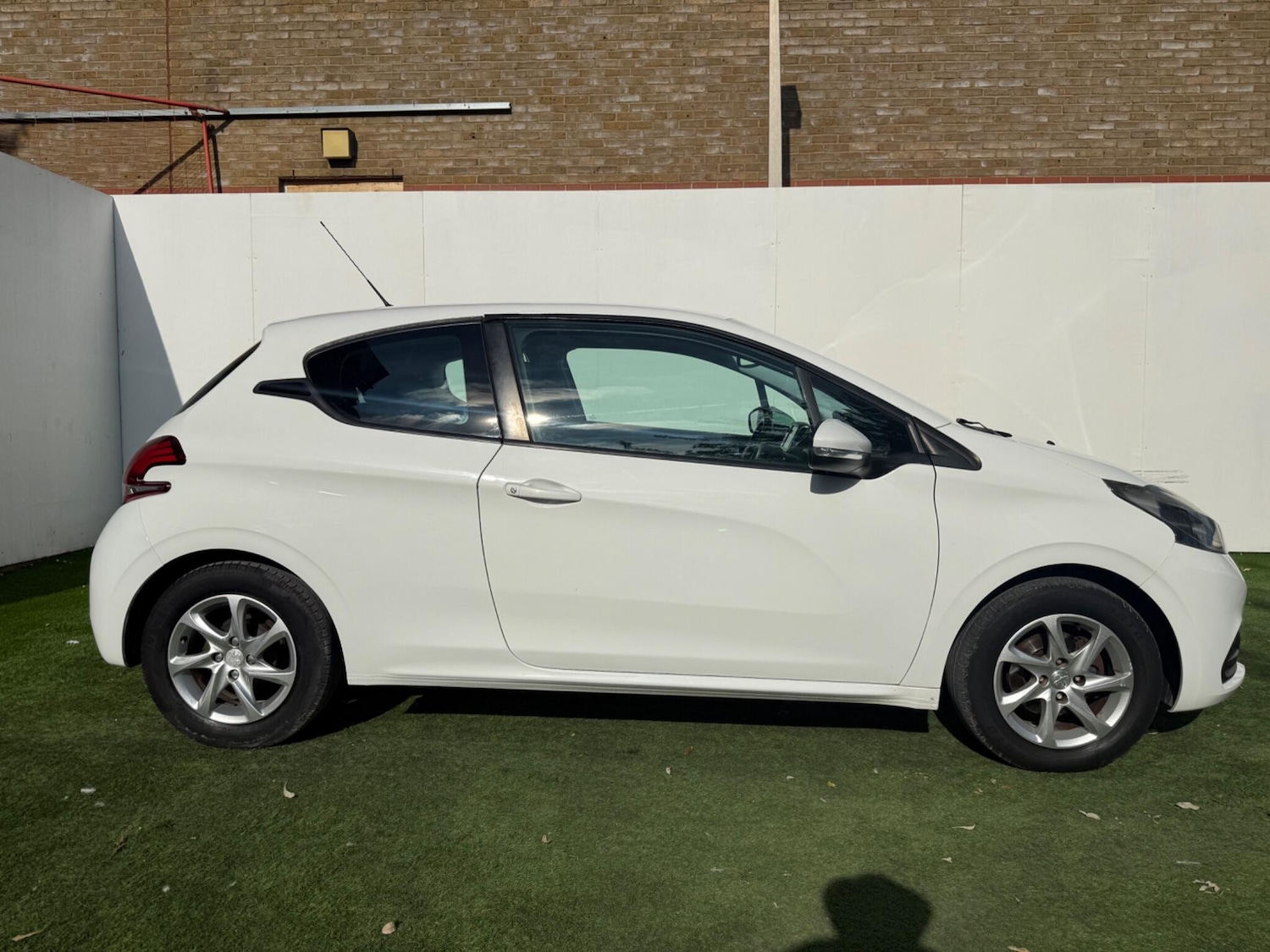 Used Peugeot 208 2015 for sale - 76689439: Photo 5