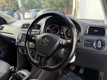 Used Volkswagen Polo 2015 for sale - 76485618: Photo