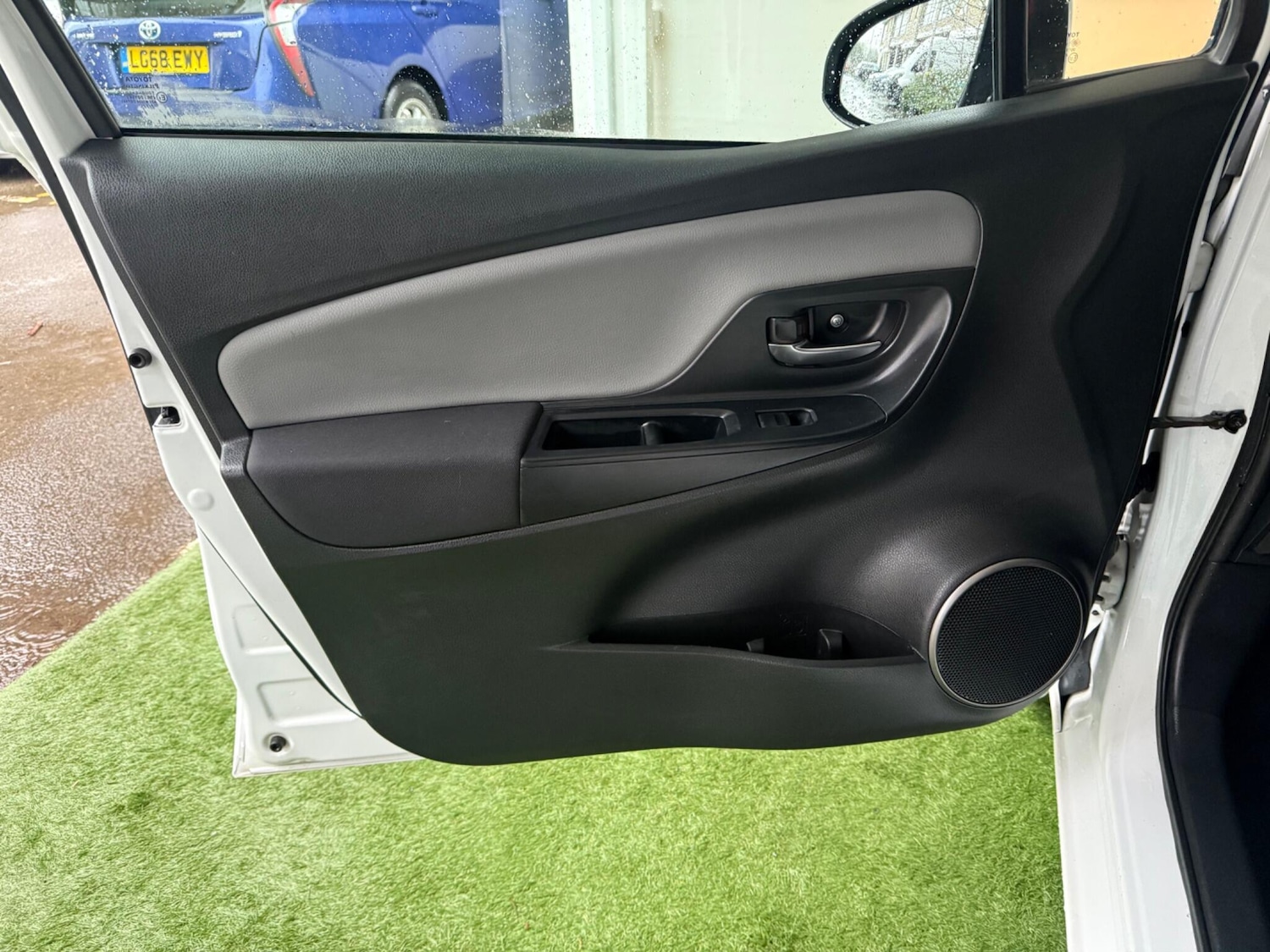 Used Toyota Yaris 2015 for sale - 76991875: Photo 27