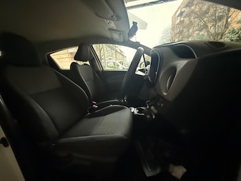 Used Toyota Yaris 2015 for sale - 76991875: Photo