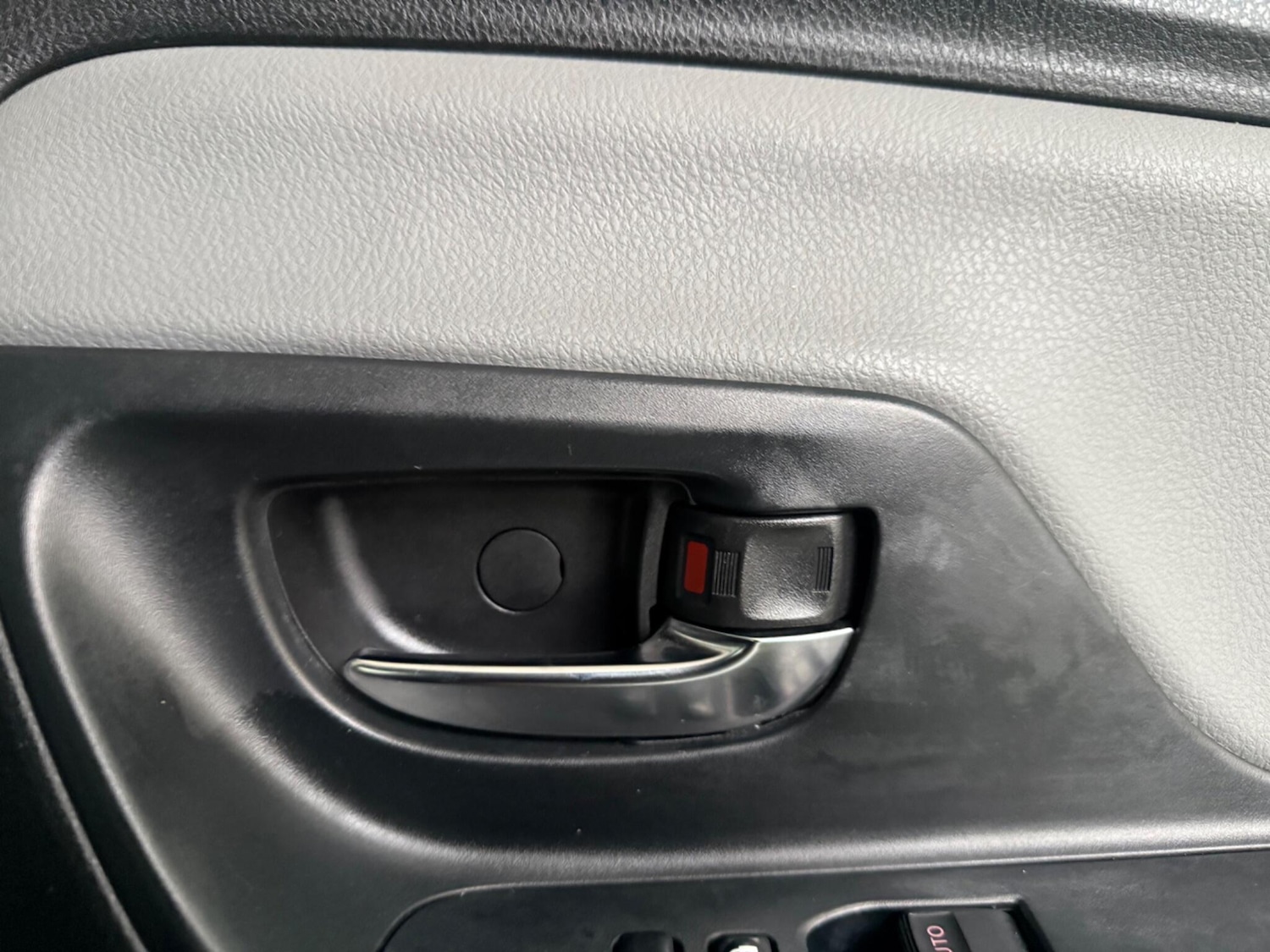 Used Toyota Yaris 2015 for sale - 76991875: Photo 41