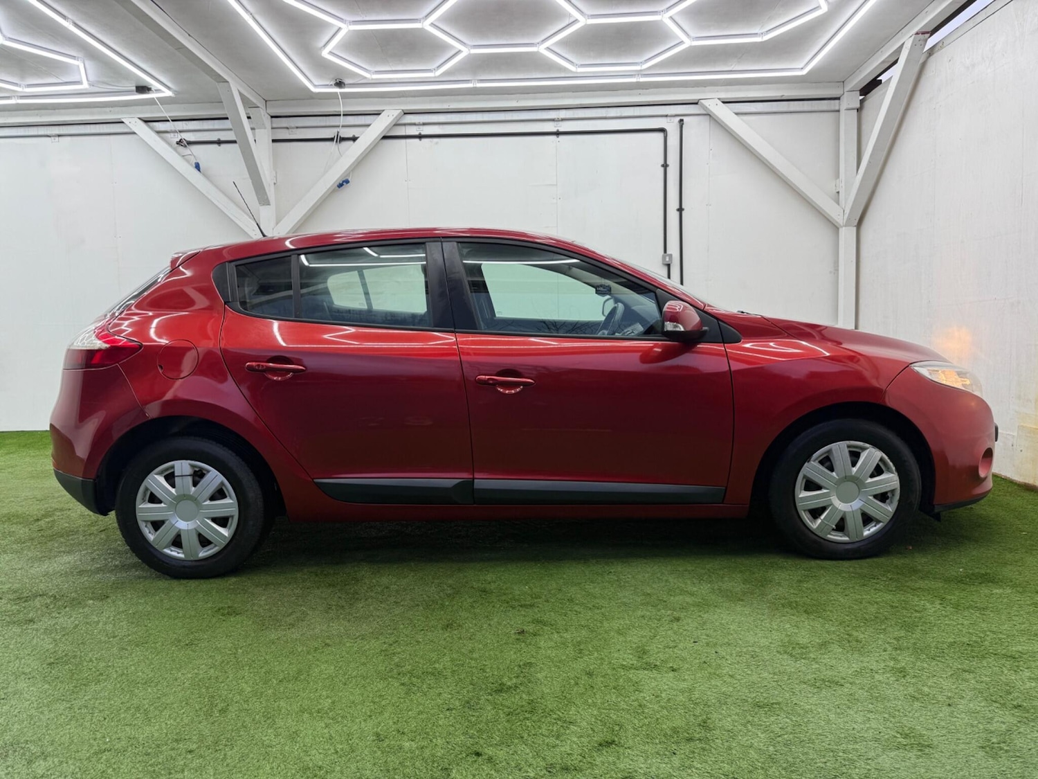 Used Renault Megane 2011 for sale - 77330384: Photo 2