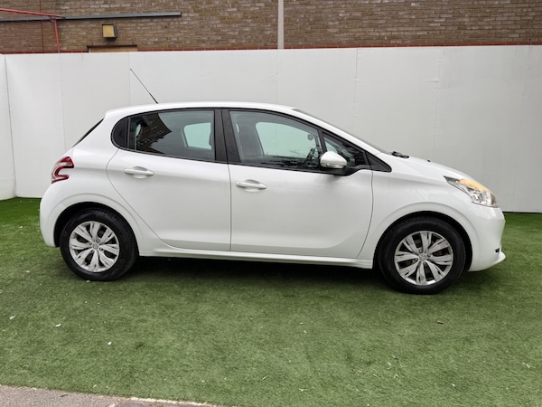 Used Peugeot 208 2014 for sale - 76121807: Photo 5