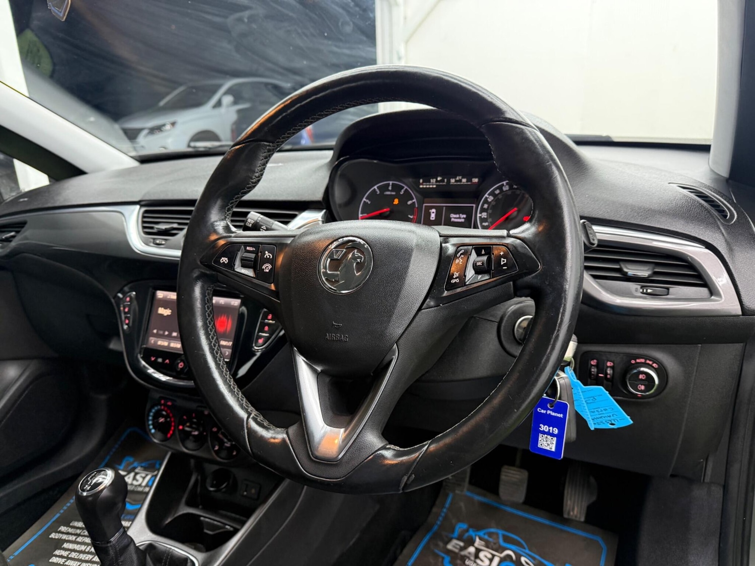 Used Vauxhall Corsa 2015 for sale - 77109477: Photo 2