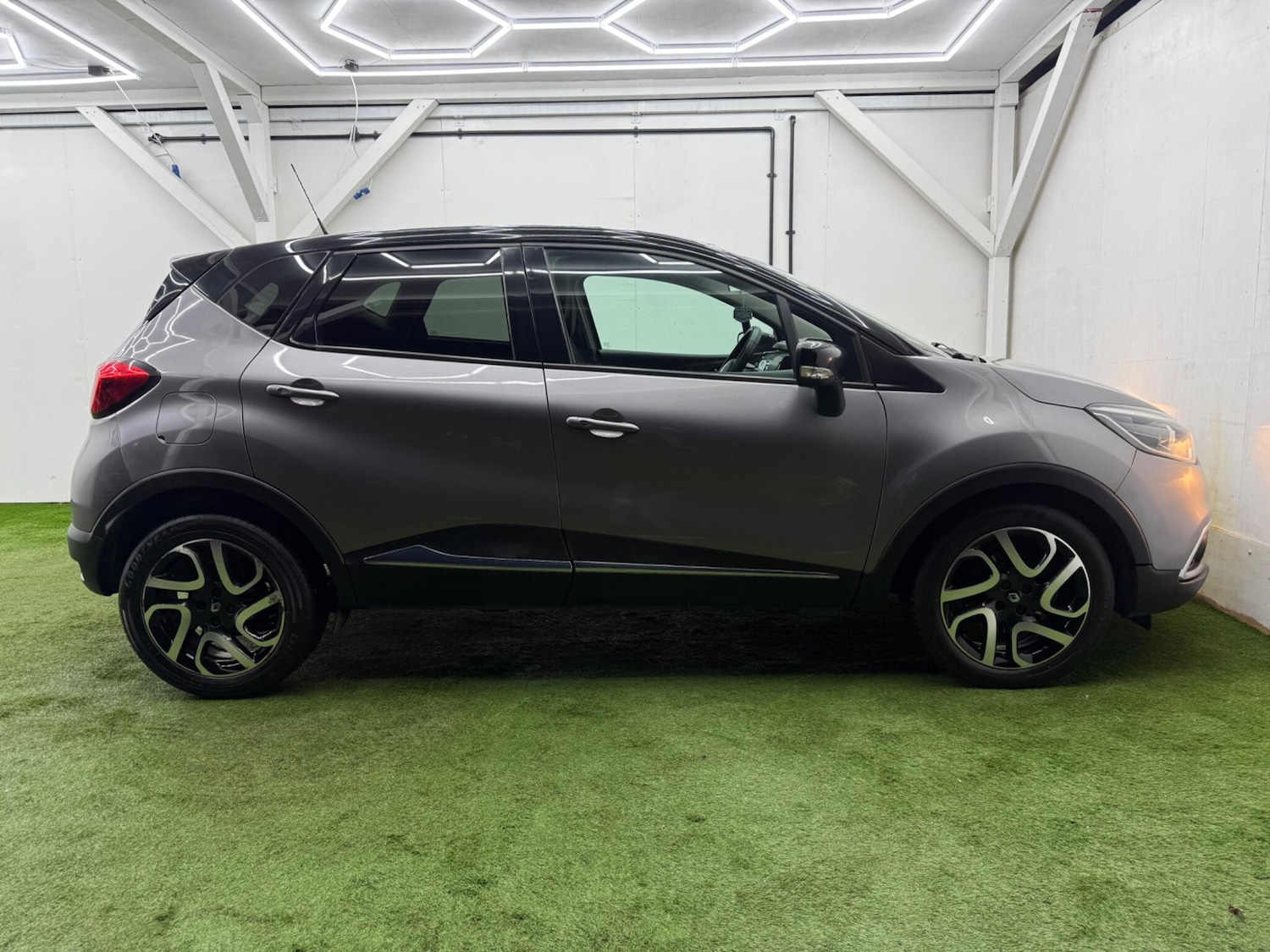 Used Renault Captur for sale - 77305087: Photo 2