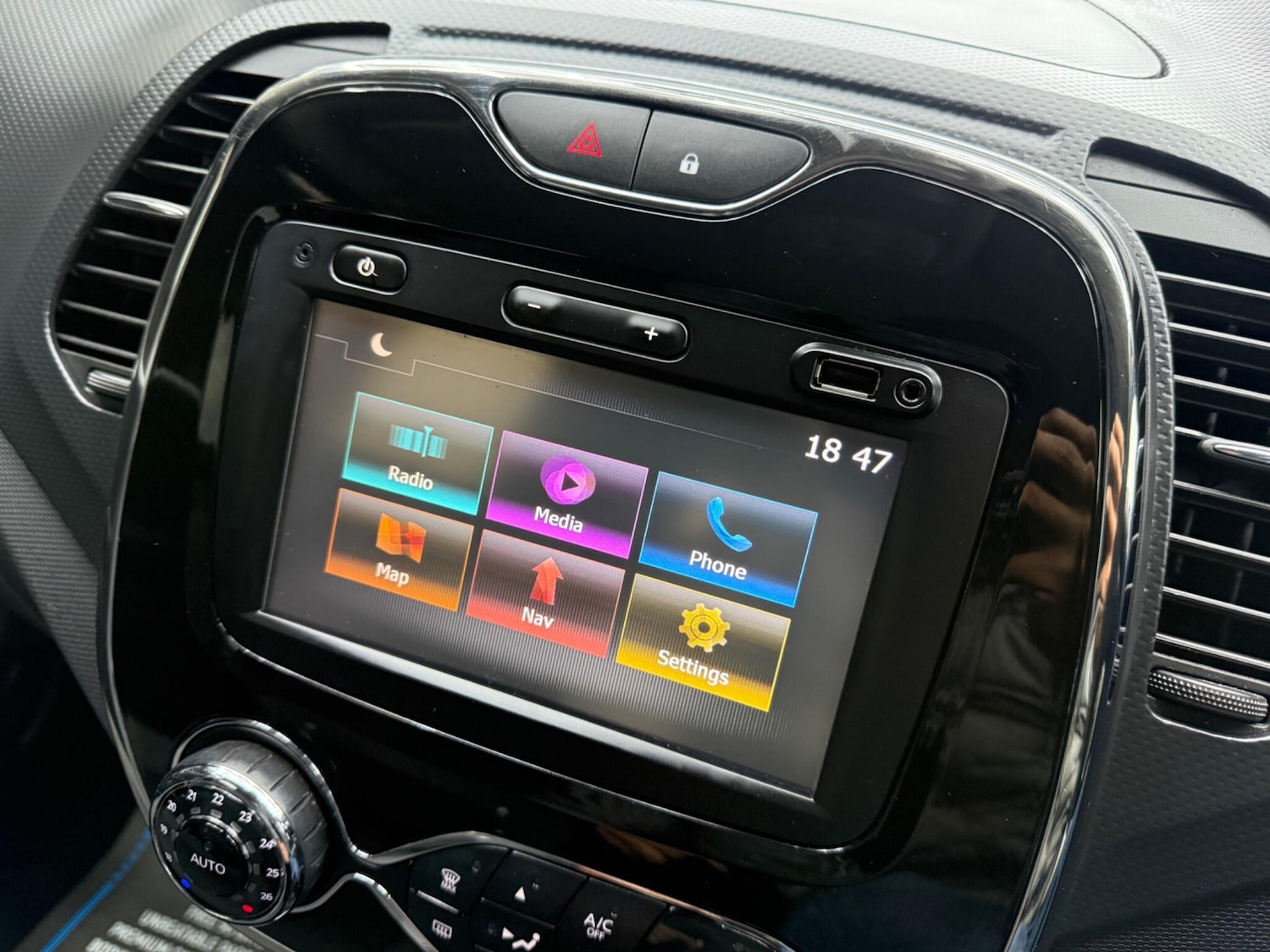 Used Renault Captur for sale - 77305087: Photo 43