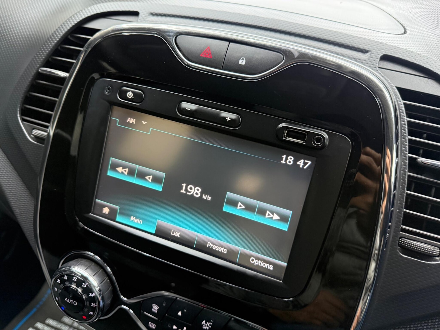 Used Renault Captur for sale - 77305087: Photo 44