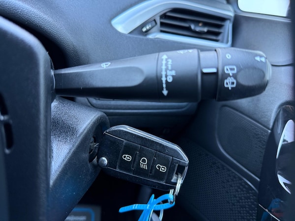 Used Peugeot 208 2013 for sale - 76294603: Photo 37
