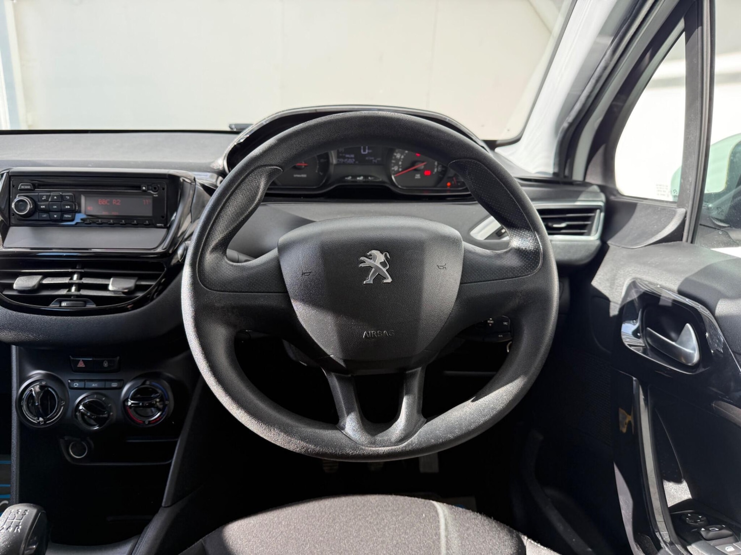 Used Peugeot 208 2014 for sale - 77131669: Photo 32