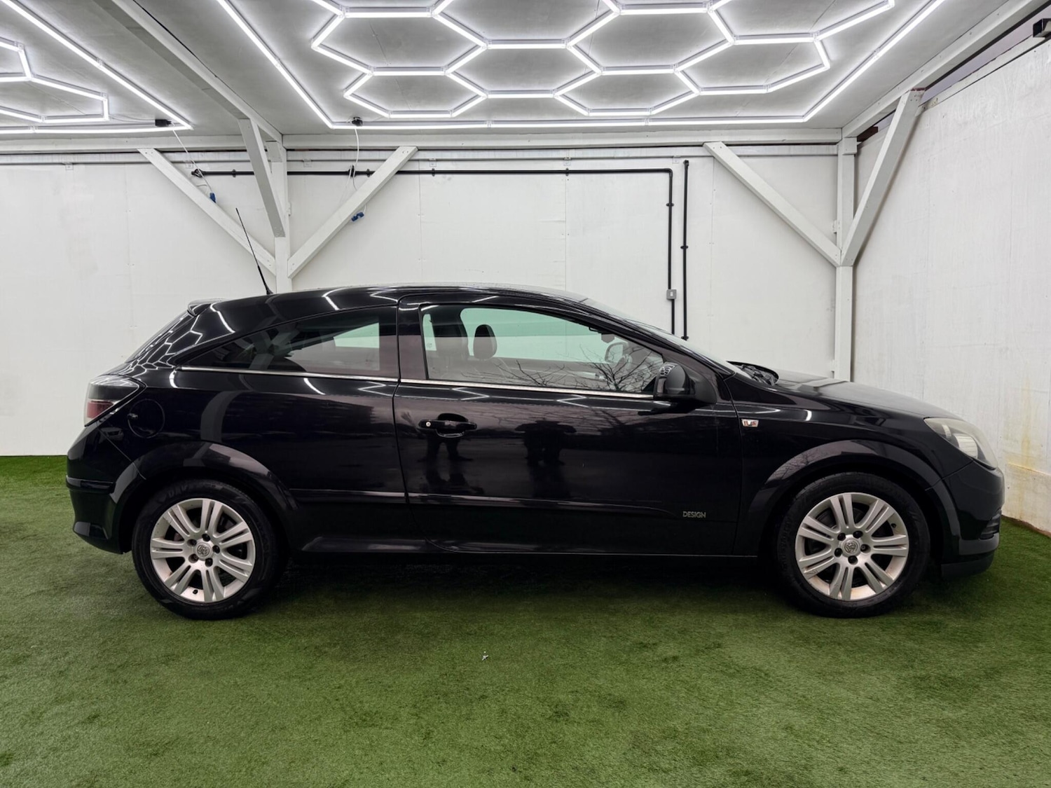Used Vauxhall Astra 2009 for sale - 77468083: Photo 2