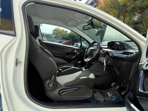 Used Peugeot 208 2015 for sale - 76247825: Photo 14