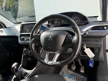 Used Peugeot 208 2015 for sale - 76247825: Photo 2