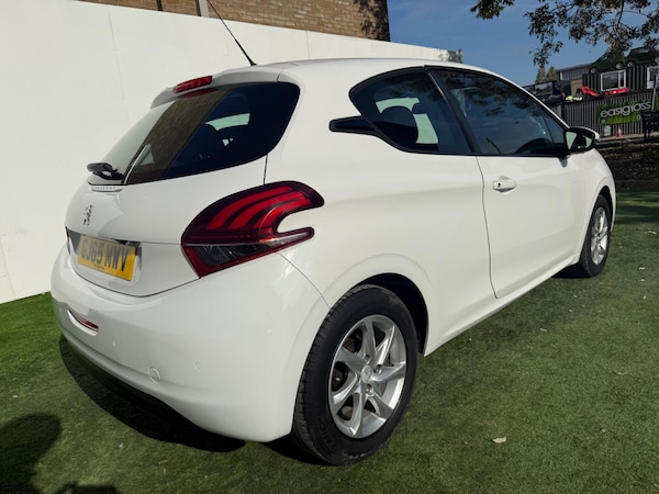 Used Peugeot 208 2015 for sale - 76247825: Photo 6