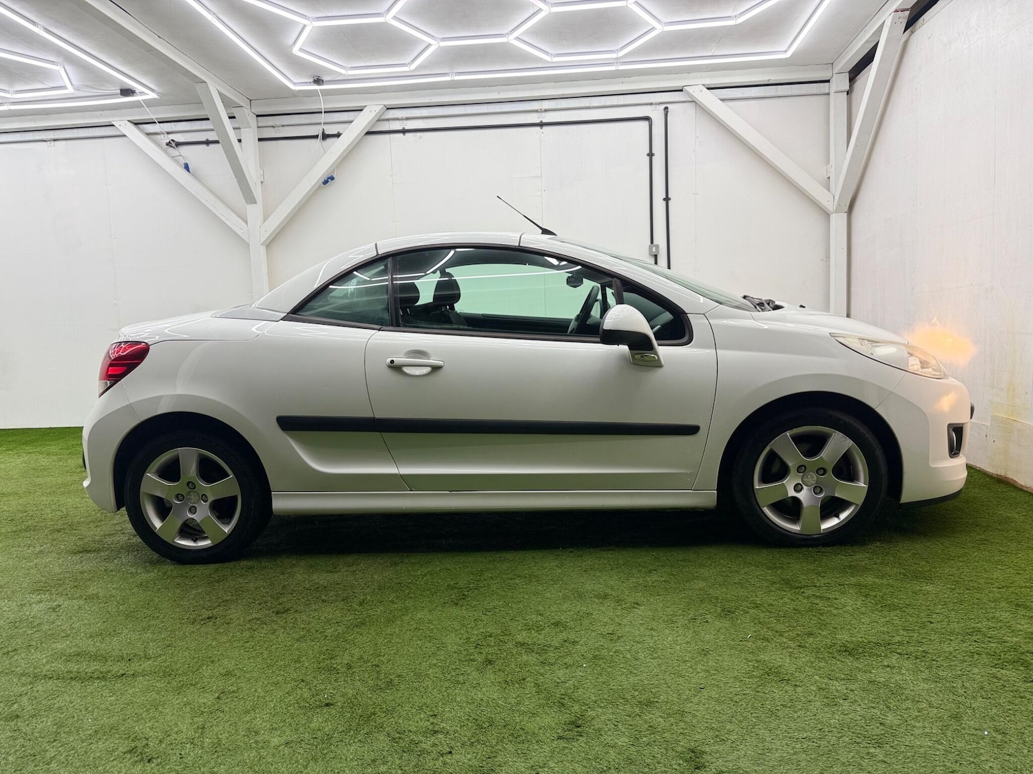 Used Peugeot 207 2013 for sale - 77345240: Photo 2