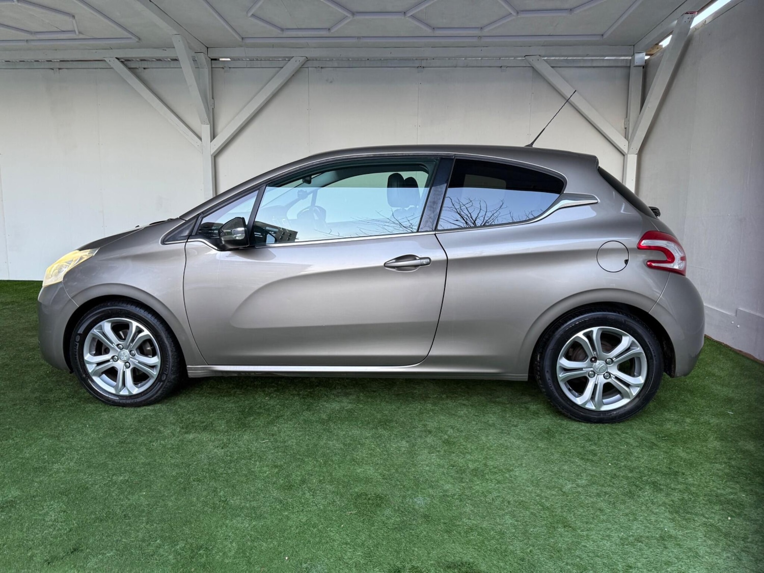 Used Peugeot 208 2013 for sale - 77020923: Photo 10