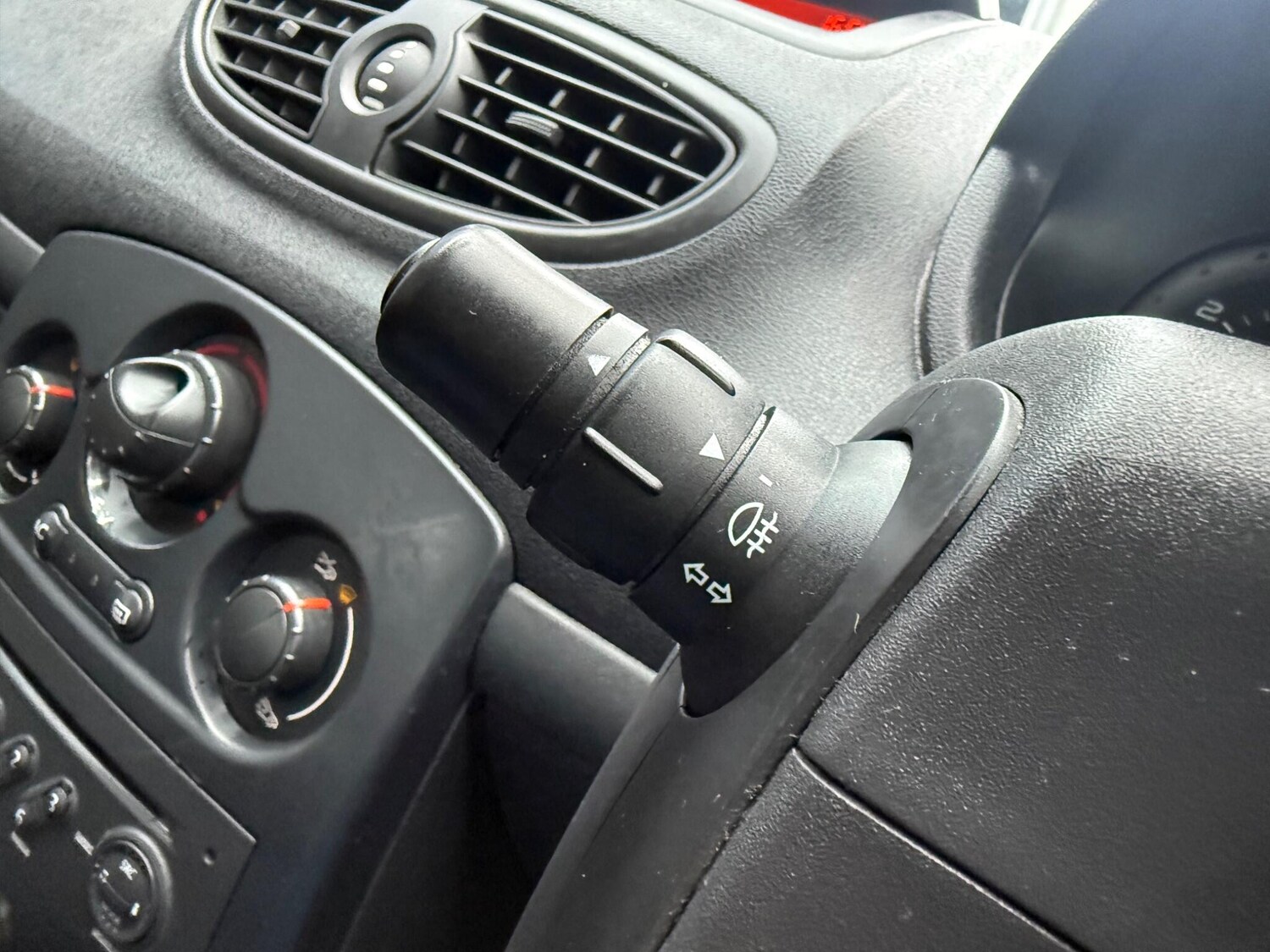 Used Renault Clio for sale - 77537363: Photo 30