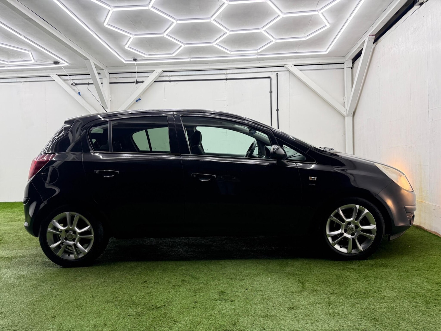 Used Vauxhall Corsa 2010 for sale - 77330671: Photo 2