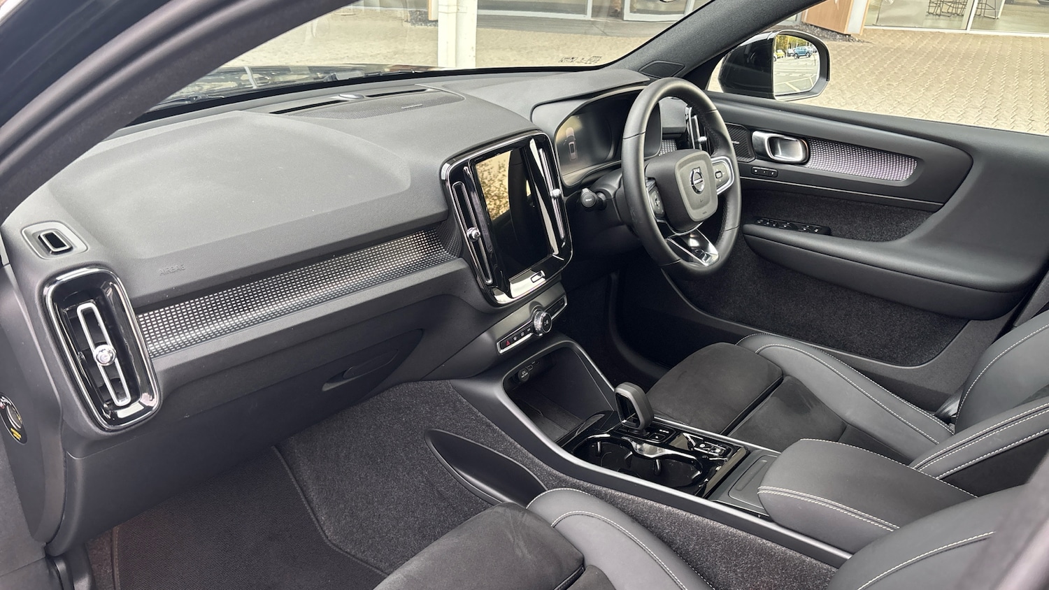 Used Volvo XC40 2025 for sale - 76653195: Photo 4