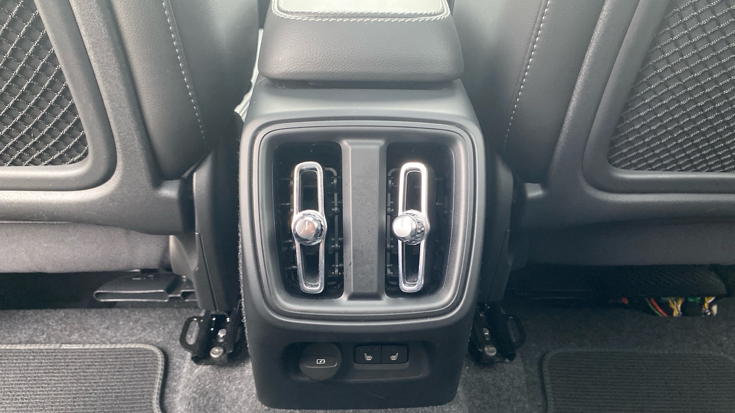 Used Volvo XC40 2024 for sale - 76653277: Photo 43