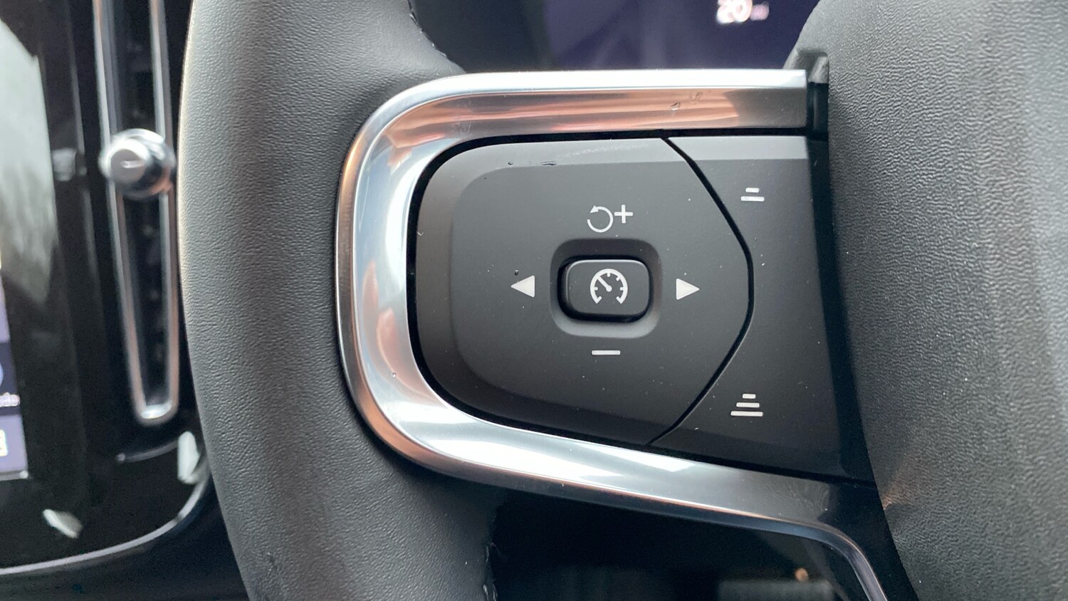 Used Volvo XC40 2025 for sale - 77337456: Photo 17