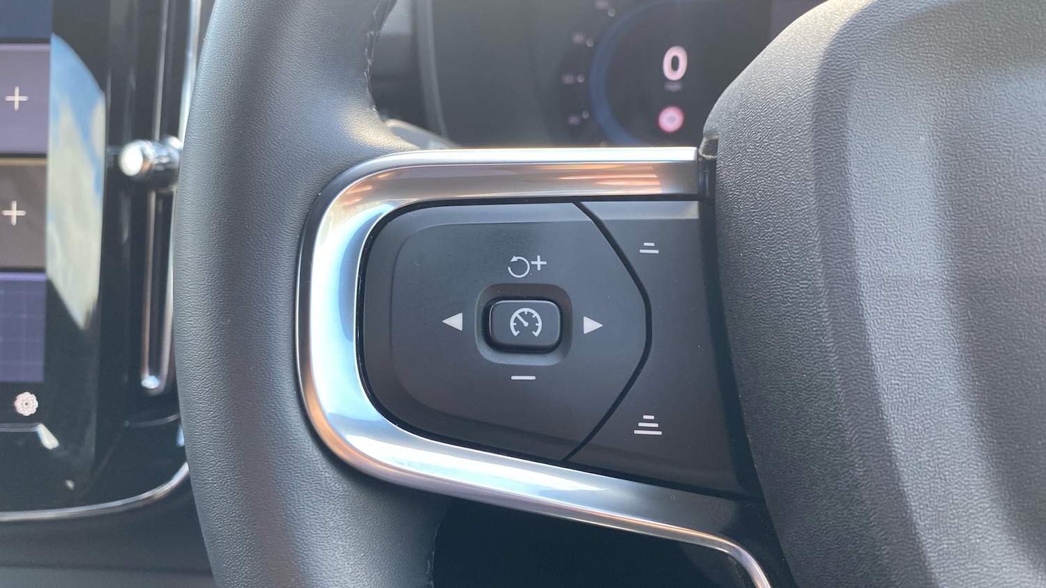 Used Volvo XC40 2024 for sale - 76653263: Photo 38