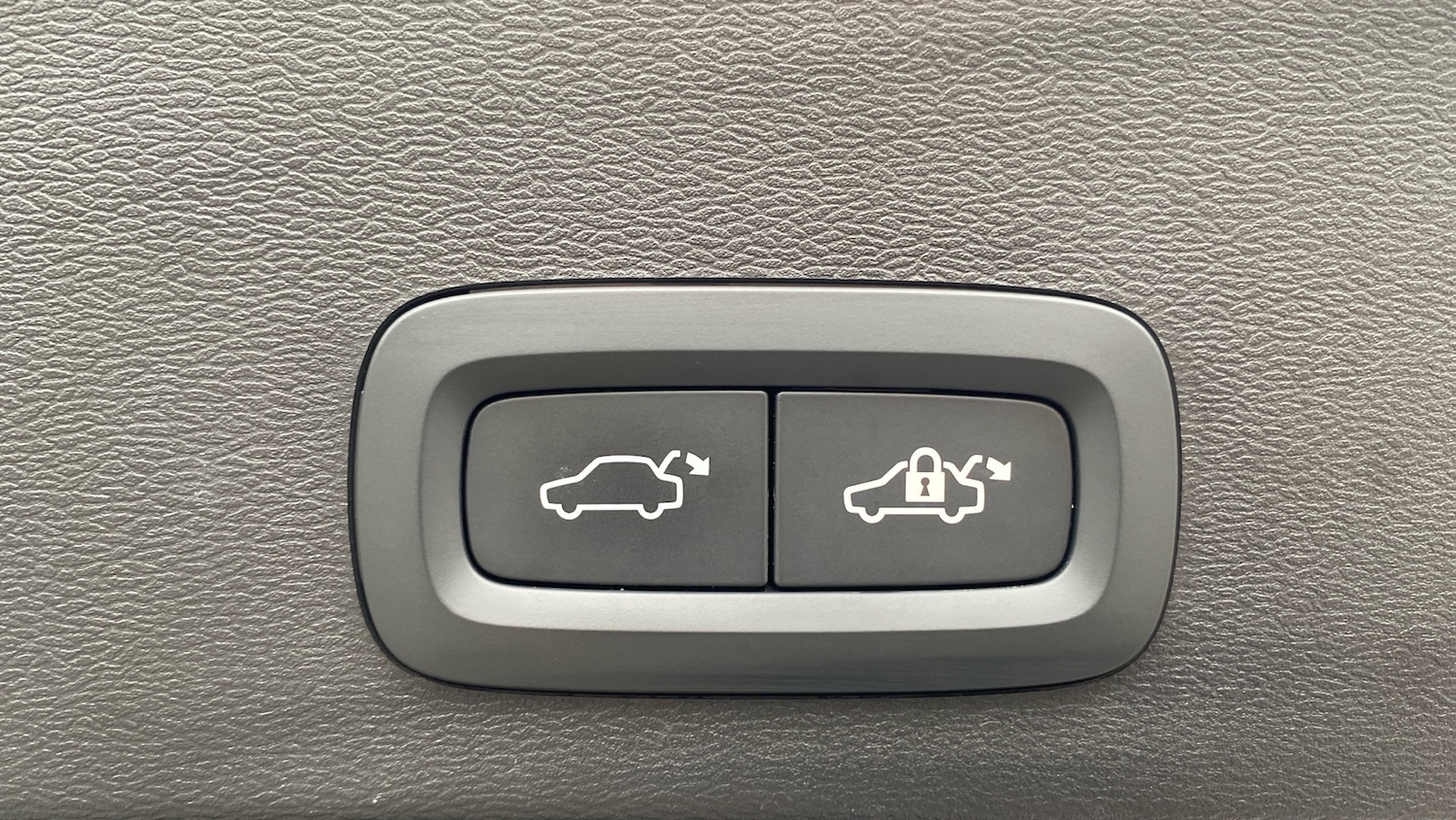 Used Volvo XC40 2023 for sale - 76653337: Photo 31