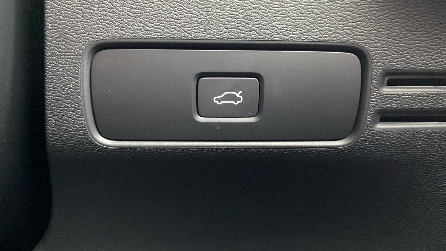 Used Volvo XC40 2023 for sale - 76653337: Photo 43