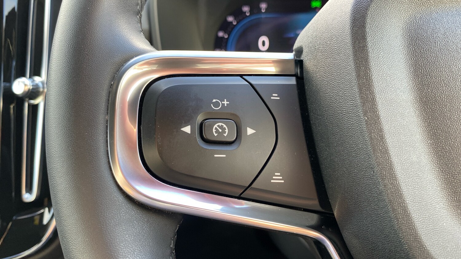 Used Volvo XC40 2023 for sale - 76653251: Photo 17