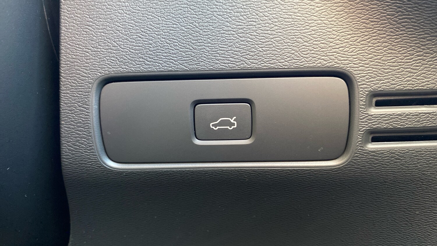 Used Volvo XC40 2023 for sale - 76653251: Photo 31