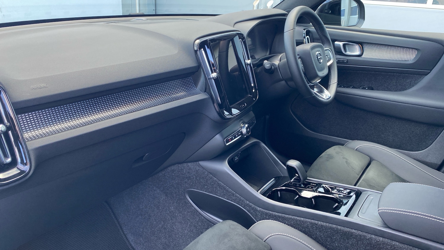 Used Volvo XC40 2025 for sale - 77681653: Photo 4