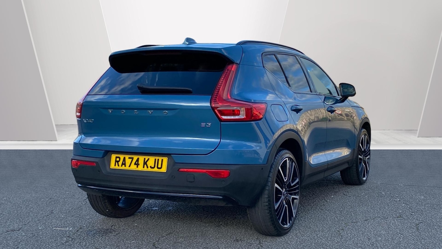 Used Volvo XC40 2025 for sale - 77834236: Photo 2