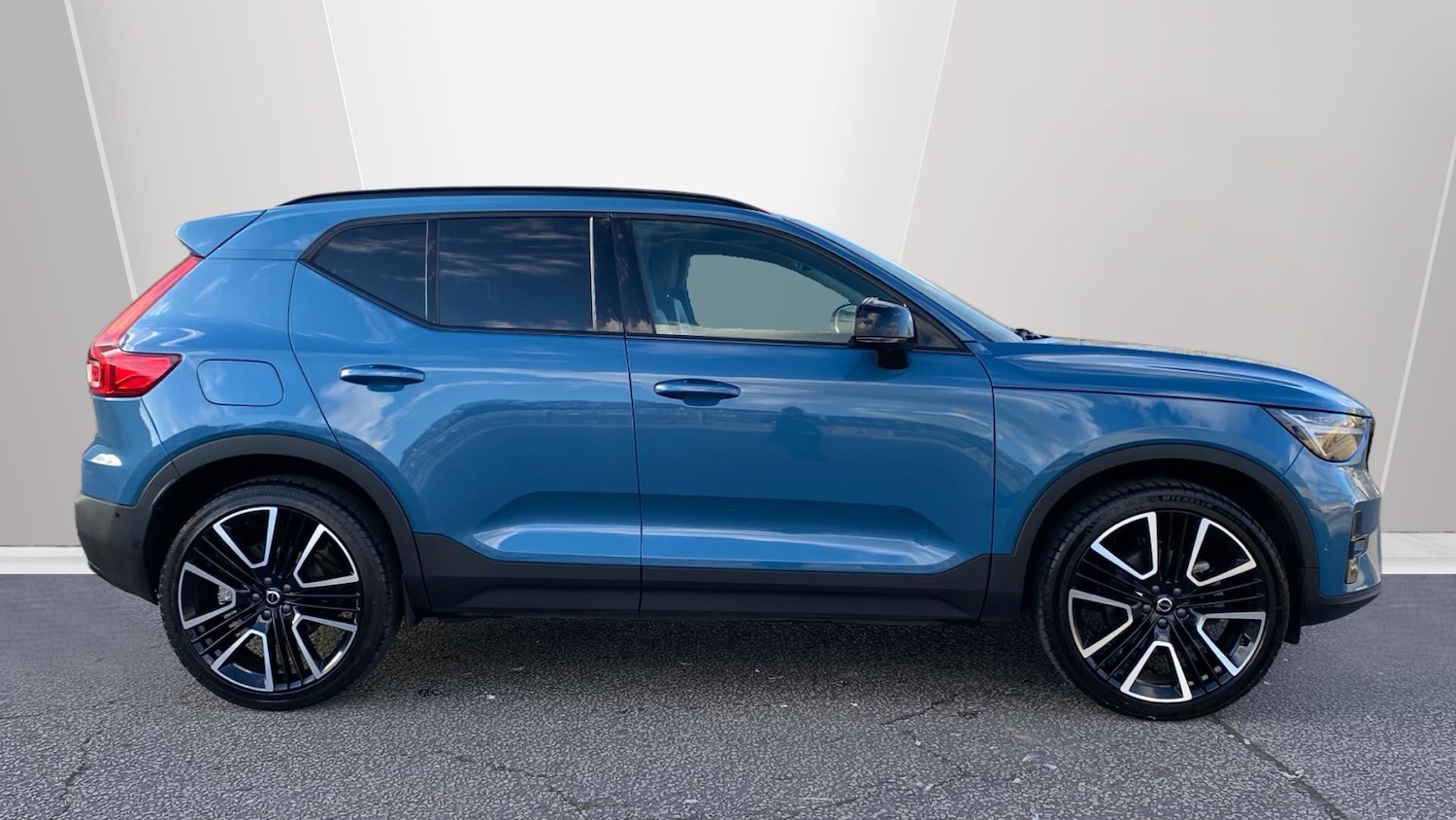 Used Volvo XC40 2025 for sale - 77834236: Photo 3