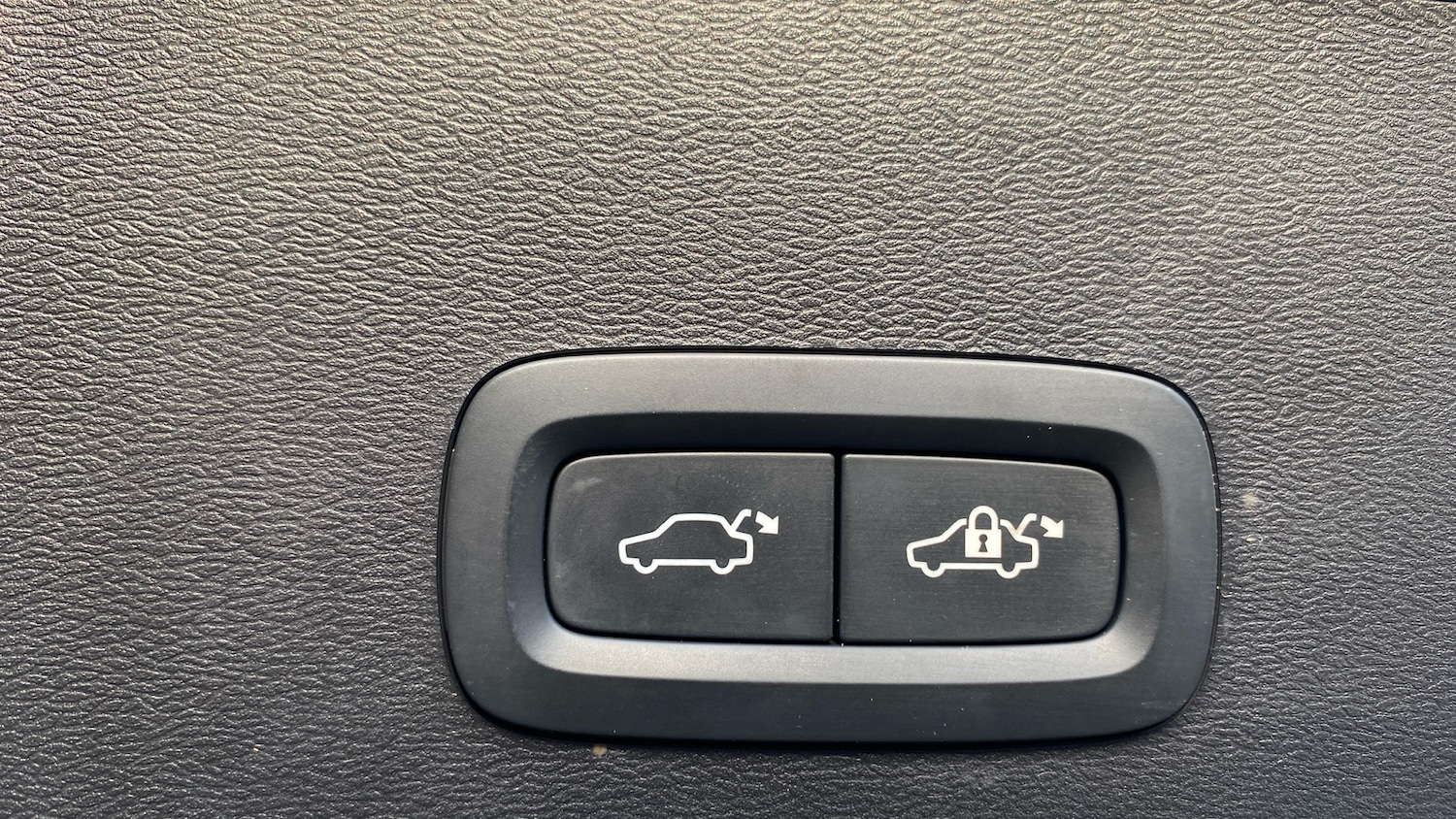 Used Volvo XC40 2025 for sale - 77834236: Photo 42