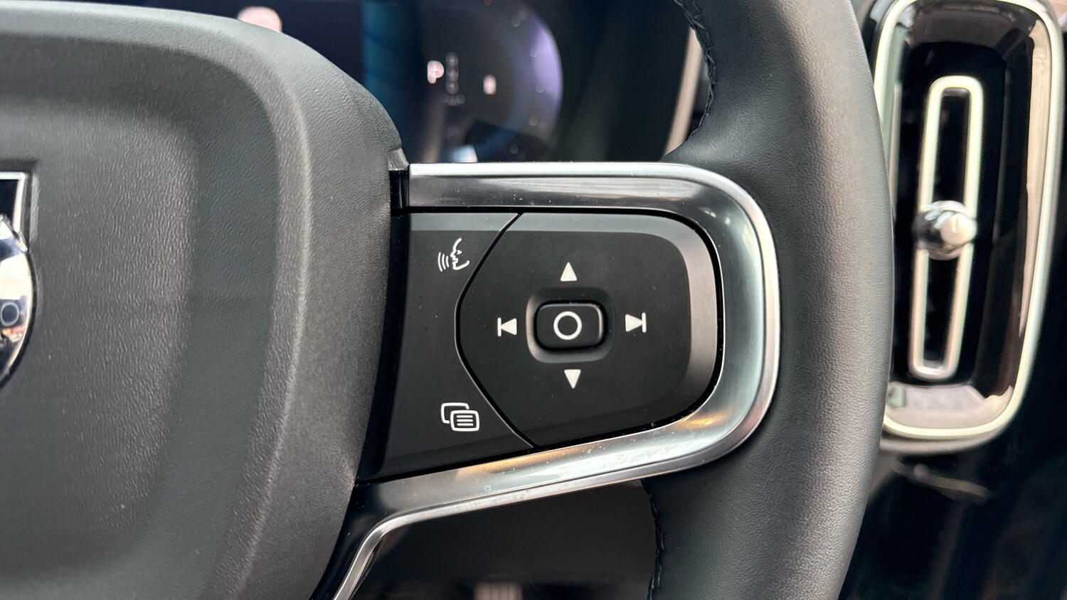 Used Volvo XC40 2025 for sale - 76653339: Photo 21