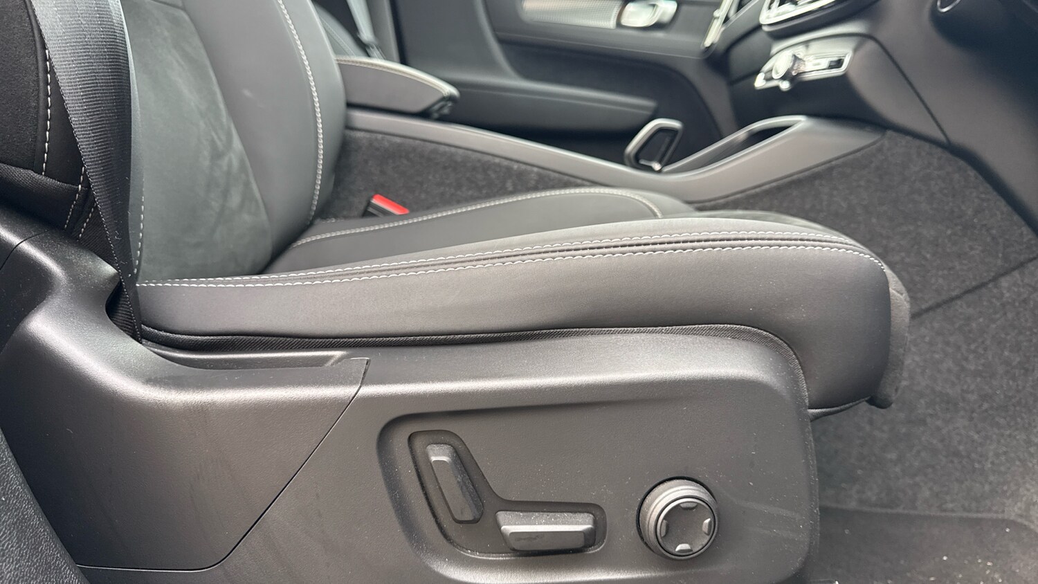 Used Volvo XC40 2025 for sale - 76653339: Photo 28