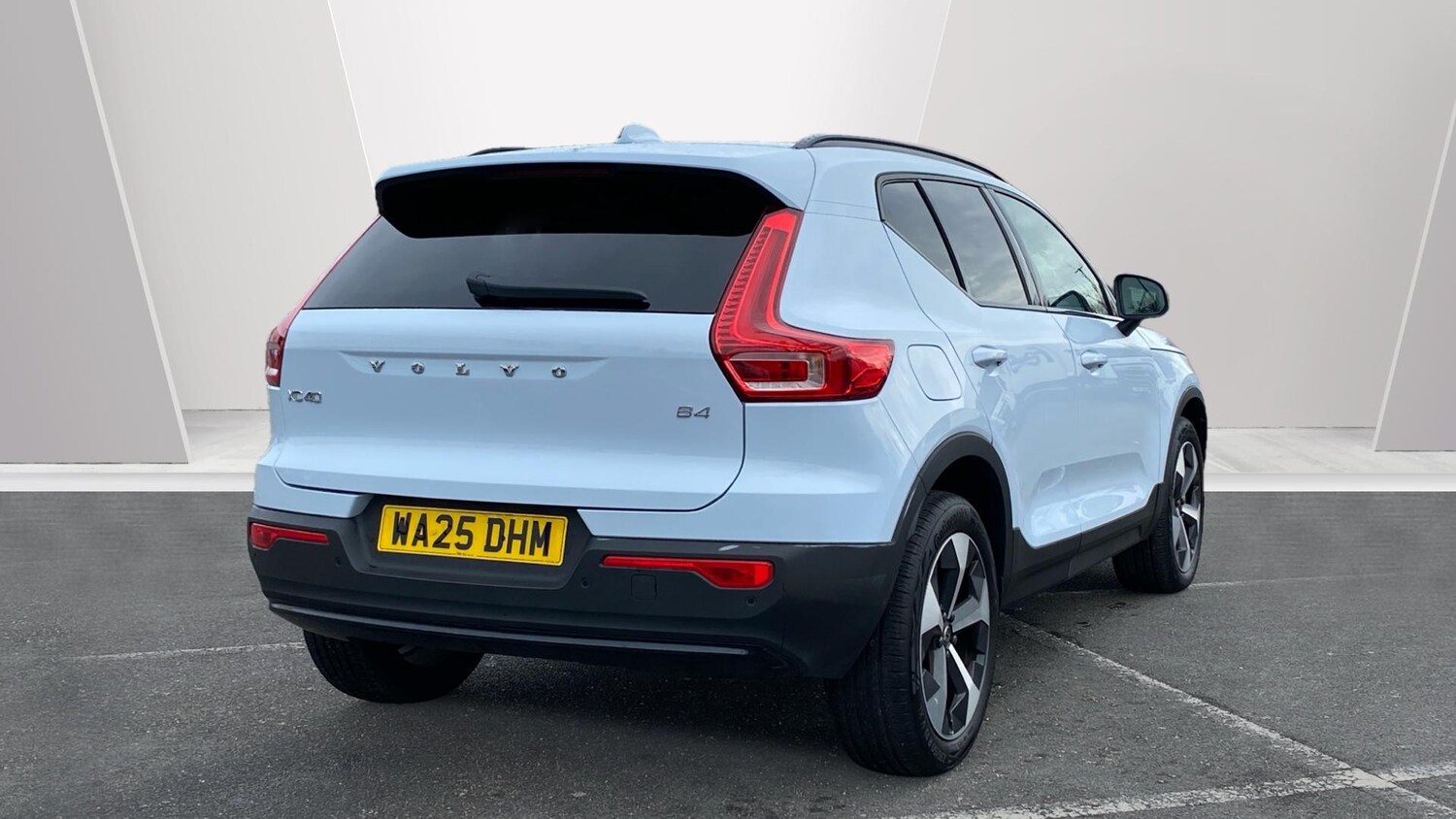 Used Volvo XC40 2025 for sale - 76653231: Photo 2