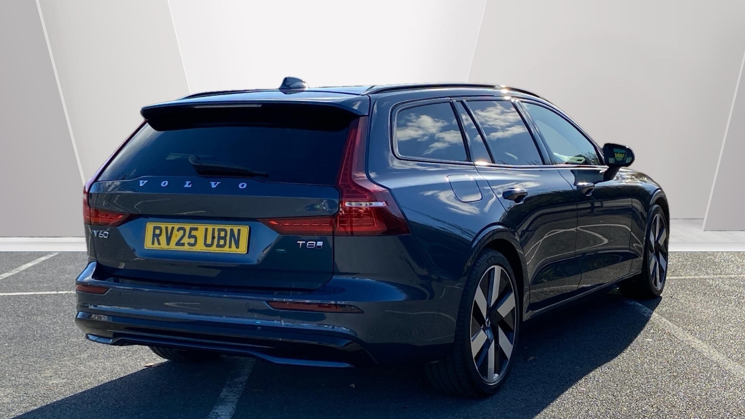 Used Volvo V60 2025 for sale - 76653322: Photo 2