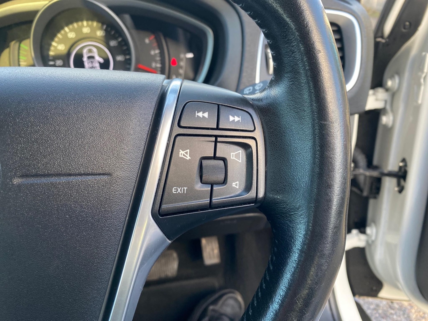 Used Volvo V40 Cross Country 2015 for sale - 76627477: Photo 21