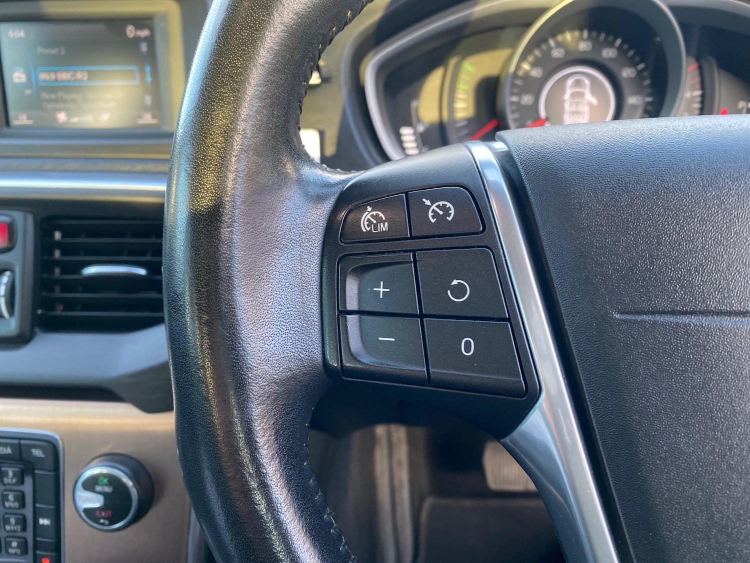 Used Volvo V40 Cross Country 2015 for sale - 76627477: Photo 22