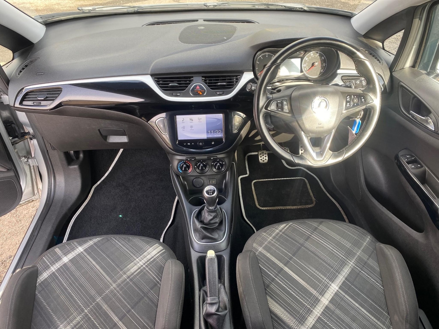 Used Vauxhall Corsa 2015 for sale - 77763991: Photo 4