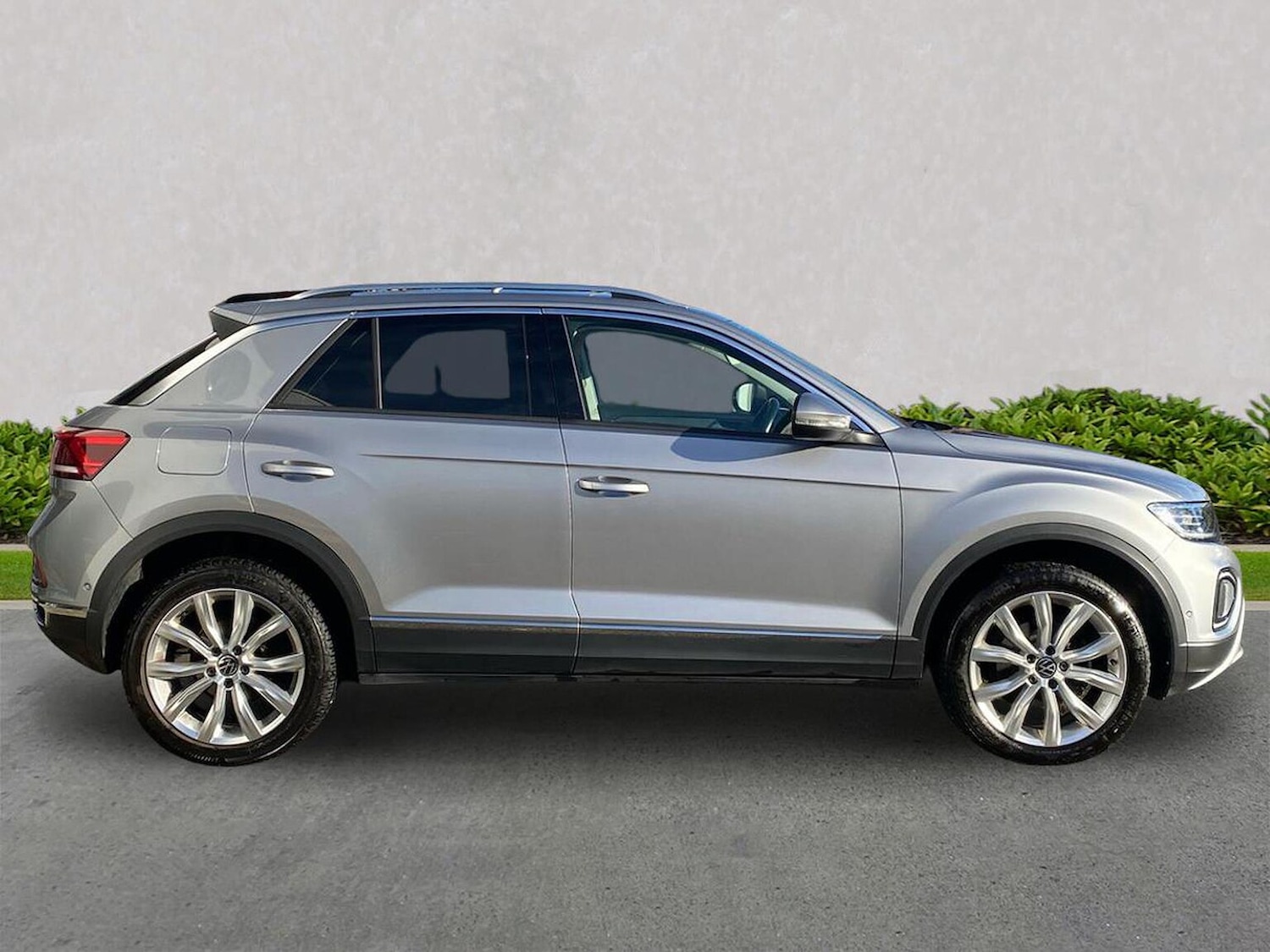 Used Volkswagen T-Roc 2023 for sale - 76681760: Photo 2
