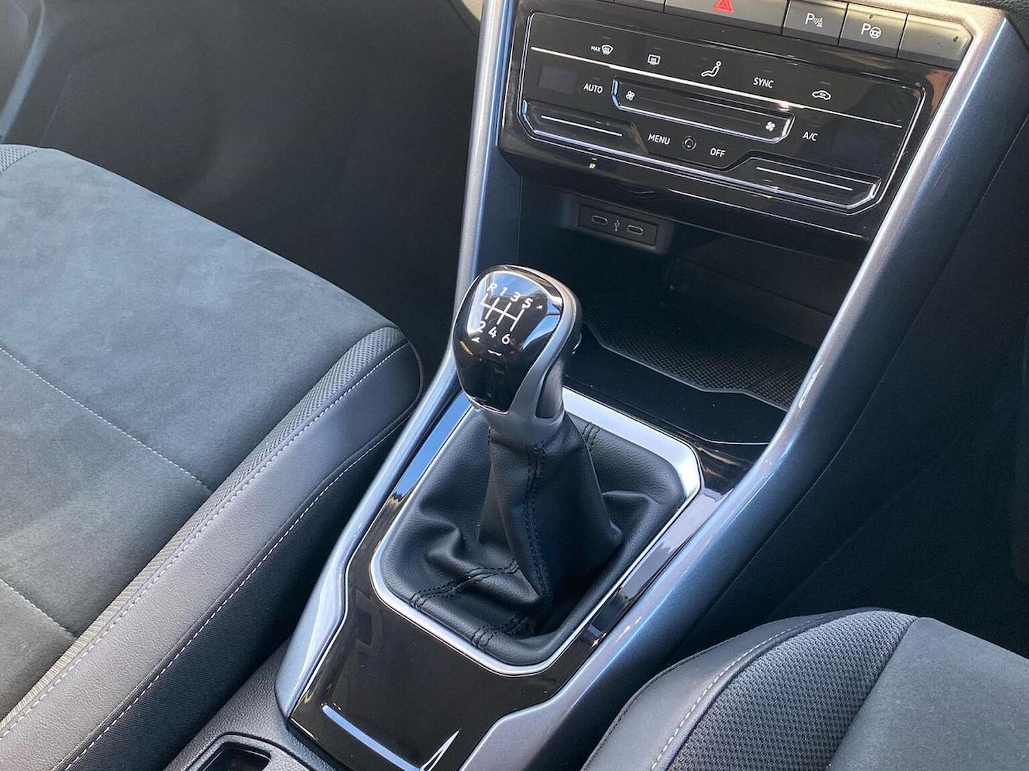 Used Volkswagen T-Roc 2023 for sale - 76681760: Photo 9